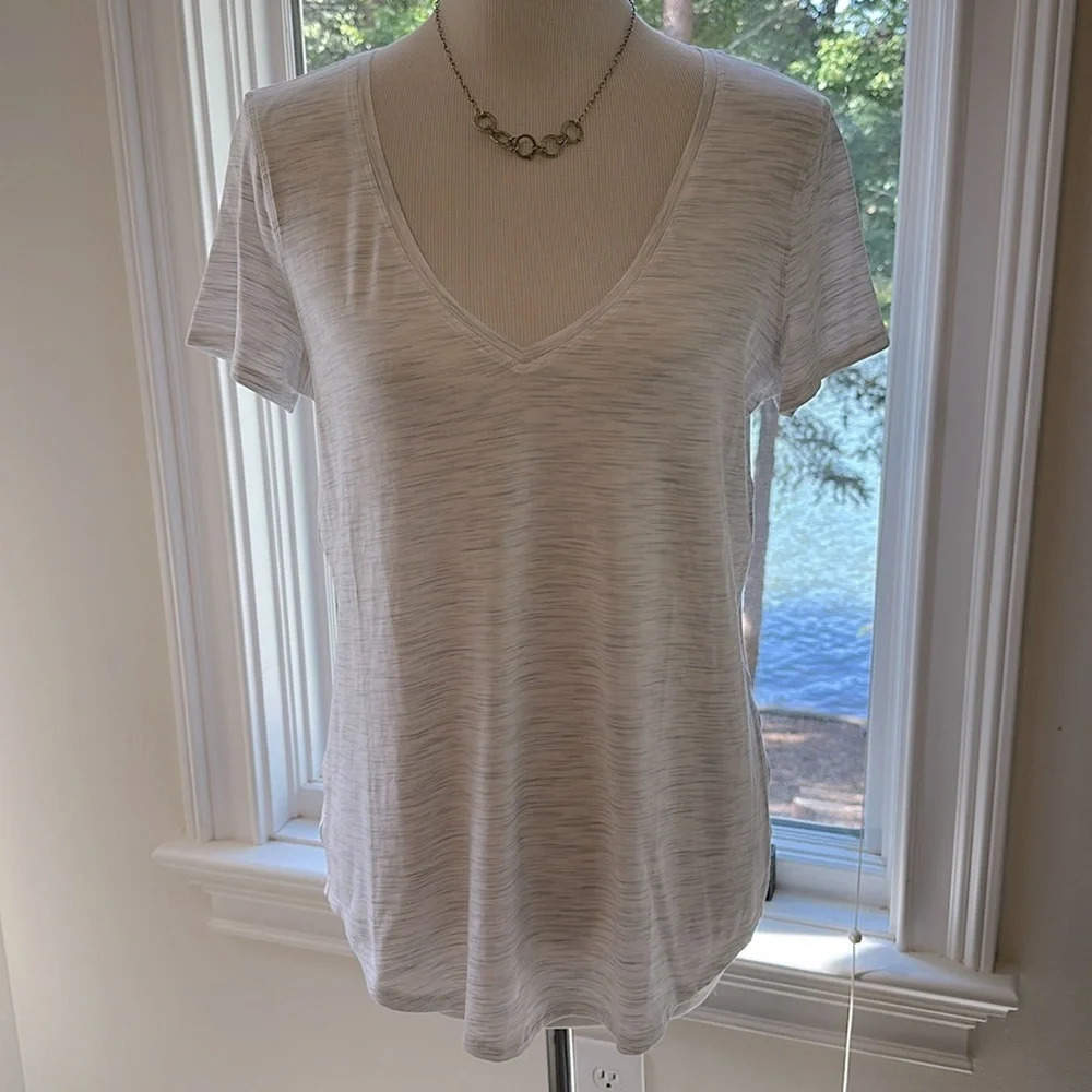 Lululemon SS LOVE V-neck T-shirt, Size 8, EUC
